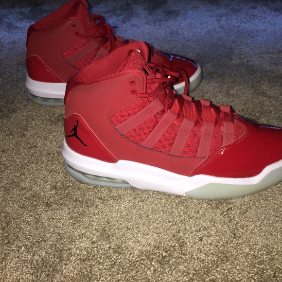 jordan max aura gym red